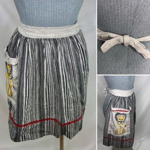 Woman’s hand knit lion cooking apron tie one size